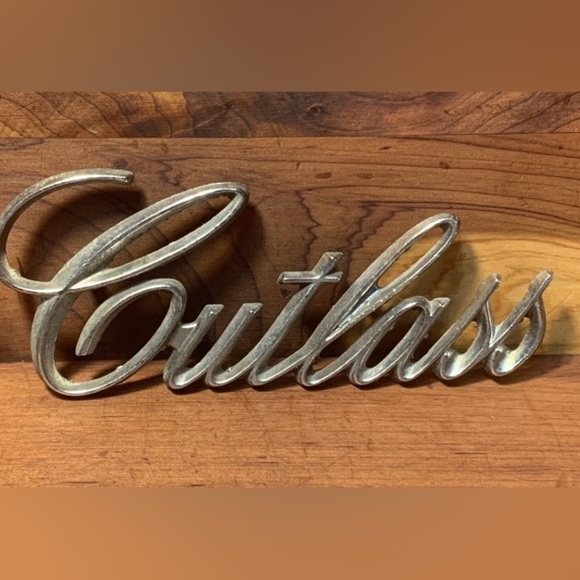 1971 1972 CUTLASS TRUNK SCRIPT EMBLEM OEM GM# 9851757 - Picture 1 of 6